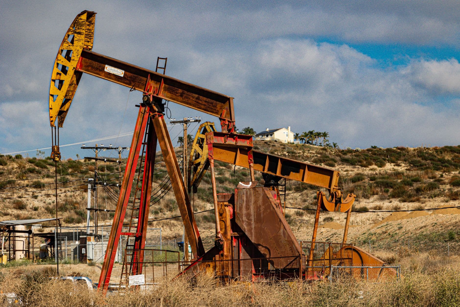 Market Turmoil: AI Boom Faces Weather Threats and Oil Prices Surge